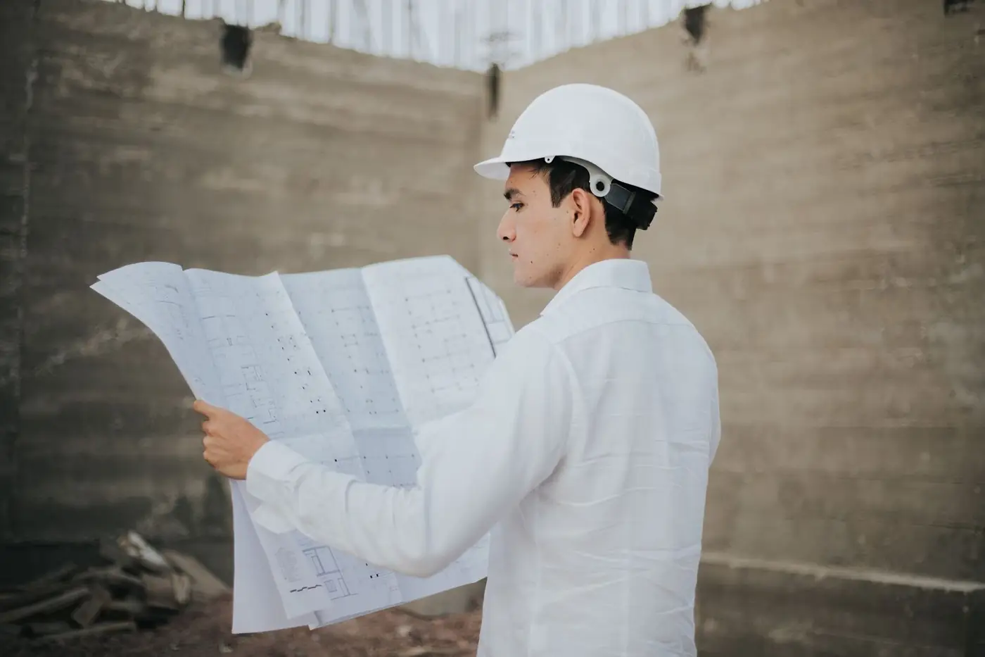 Ingeniero con casco y chaleco a pie de obra